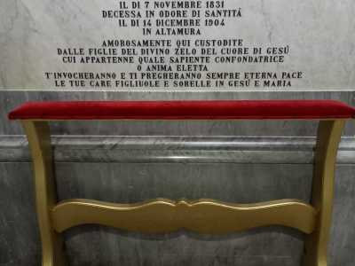 Nello stesso anno venne inaugurato il monumento funebre che ancora oggi � visibile all'interno dell�istituto Figlie del Divino Zelo